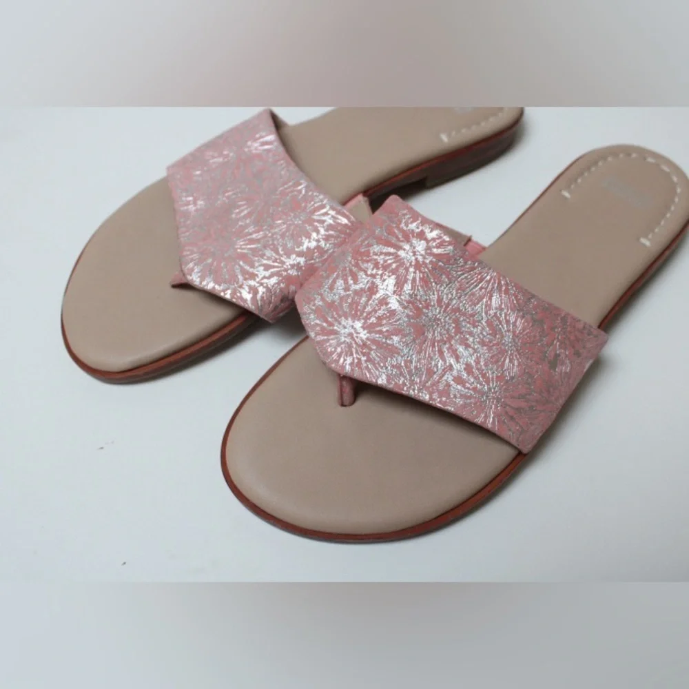 NWOT Johnston & Murphy pink embossed sandals